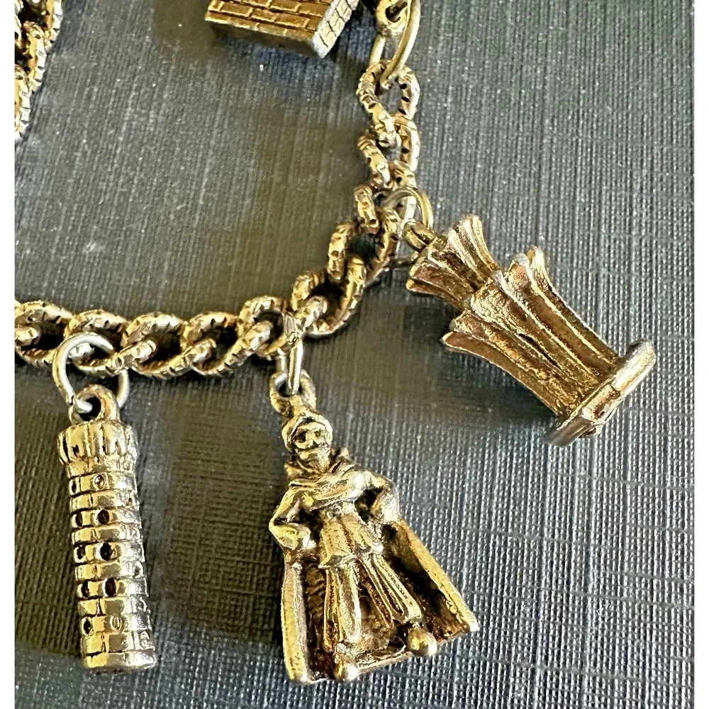 Vintage Las Vegas Casino Hotel Charm Bracelet with 10 Charms ~ Gold Color ~ 7 in